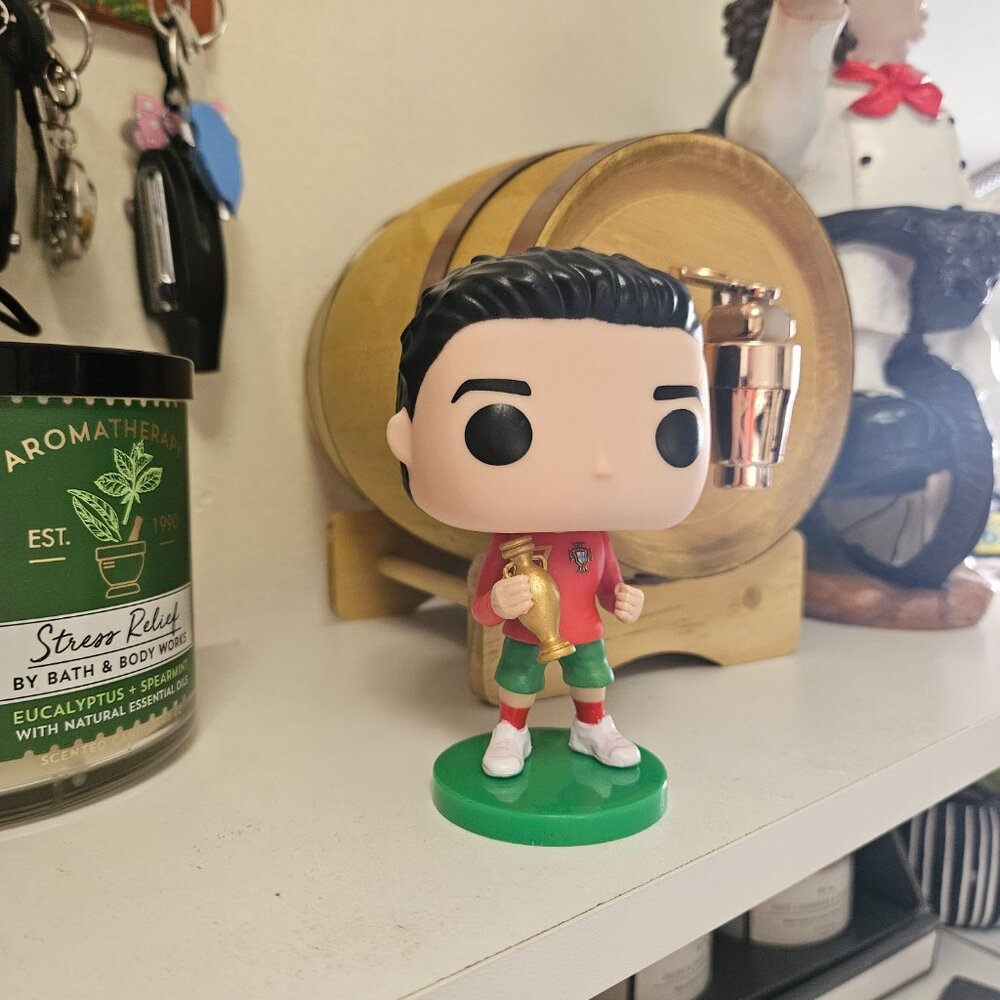 Perfect gift! Cristiano Ronaldo Figure Funko Pop Customized! Ronaldo with Trophy - Picture 3 of 4
